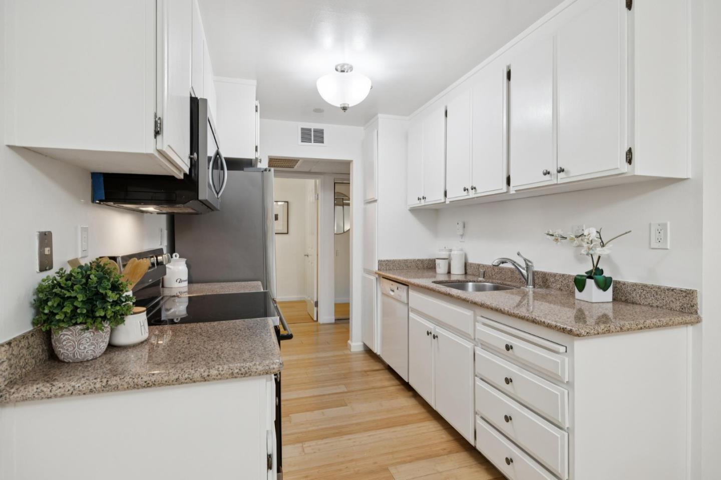 Detail Gallery Image 11 of 28 For 226 W Edith Ave #13,  Los Altos,  CA 94022 - 2 Beds | 1/1 Baths