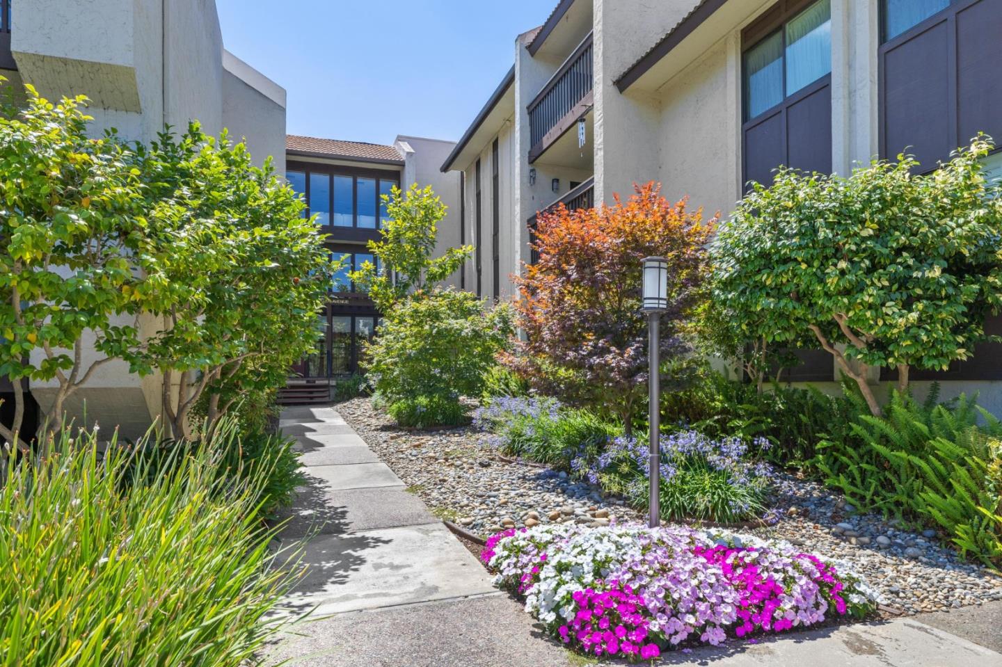 Detail Gallery Image 3 of 28 For 226 W Edith Ave #13,  Los Altos,  CA 94022 - 2 Beds | 1/1 Baths