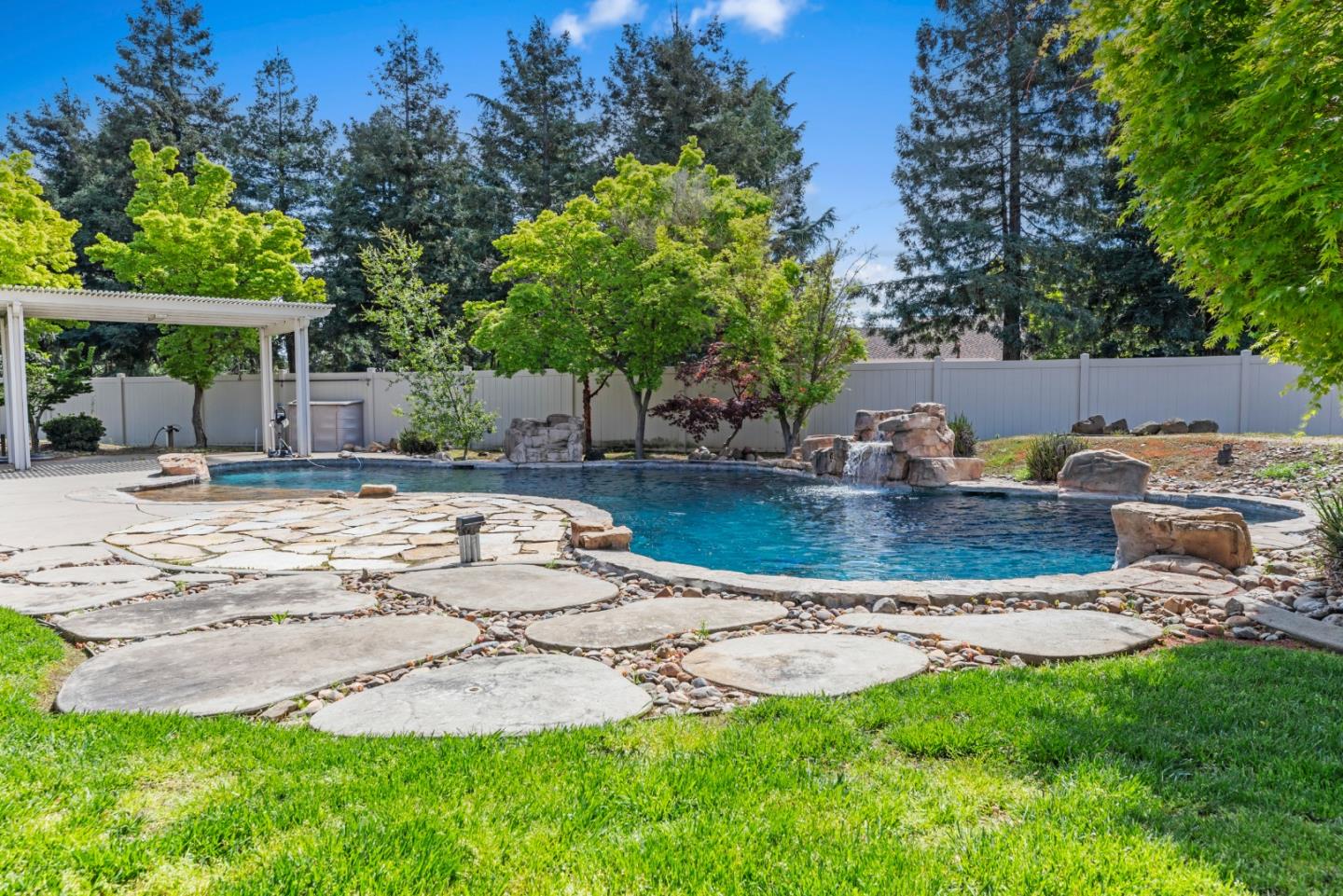 Detail Gallery Image 11 of 64 For 5000 Peach Blossom Ln, Oakdale,  CA 95361 - 4 Beds | 3/1 Baths