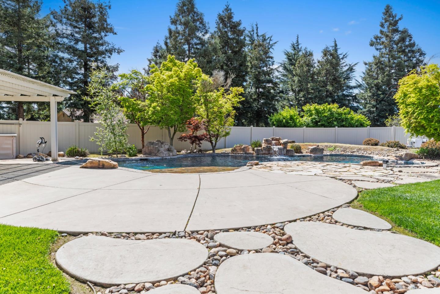 Detail Gallery Image 13 of 64 For 5000 Peach Blossom Ln, Oakdale,  CA 95361 - 4 Beds | 3/1 Baths