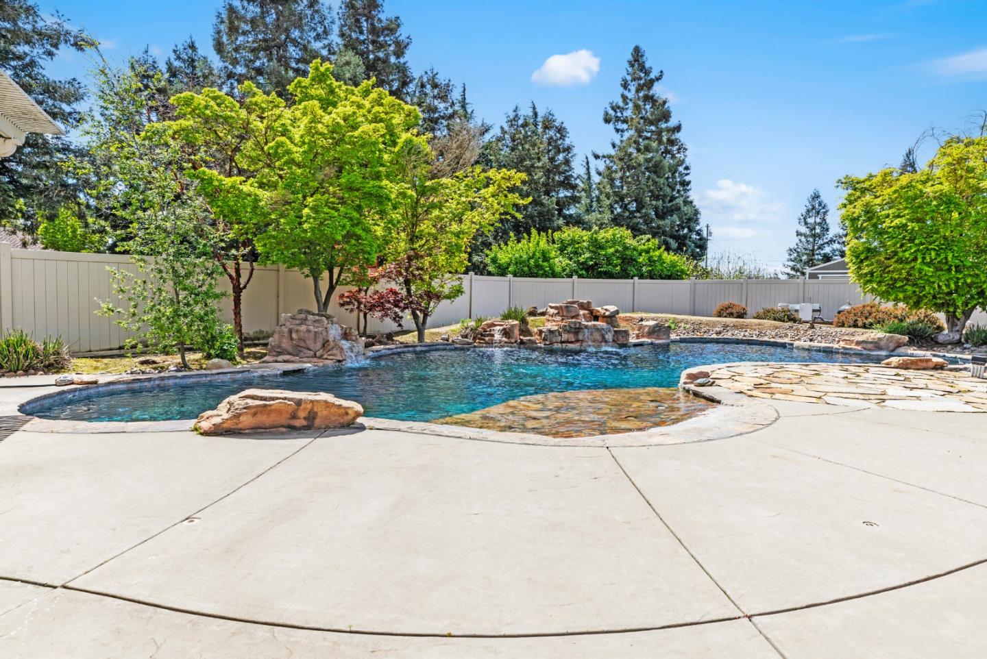 Detail Gallery Image 14 of 64 For 5000 Peach Blossom Ln, Oakdale,  CA 95361 - 4 Beds | 3/1 Baths