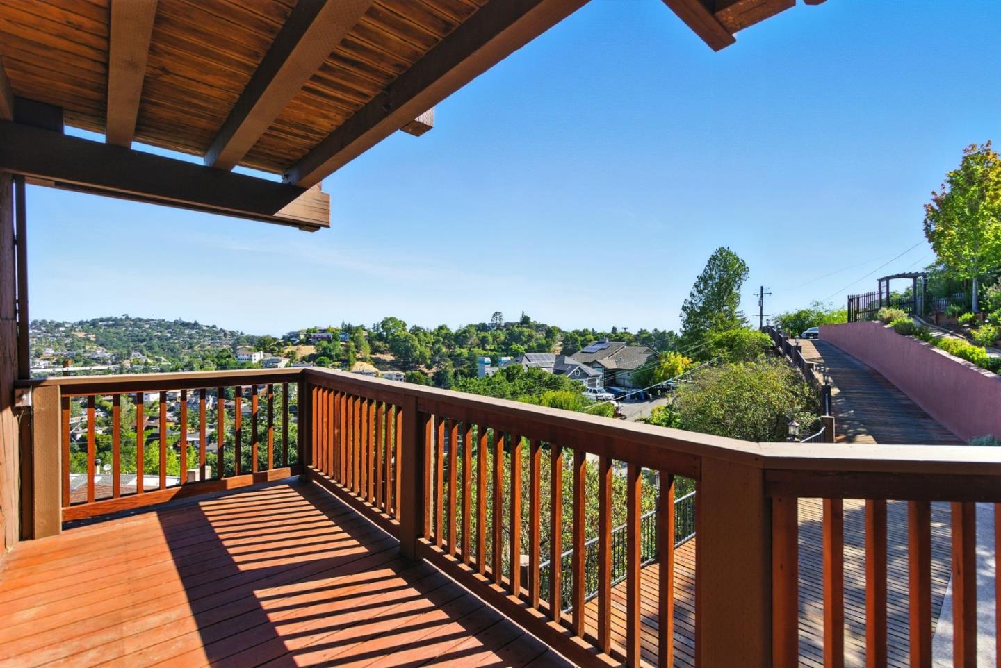 Detail Gallery Image 4 of 66 For 400 Winding Way, San Carlos,  CA 94070 - 4 Beds | 3/1 Baths