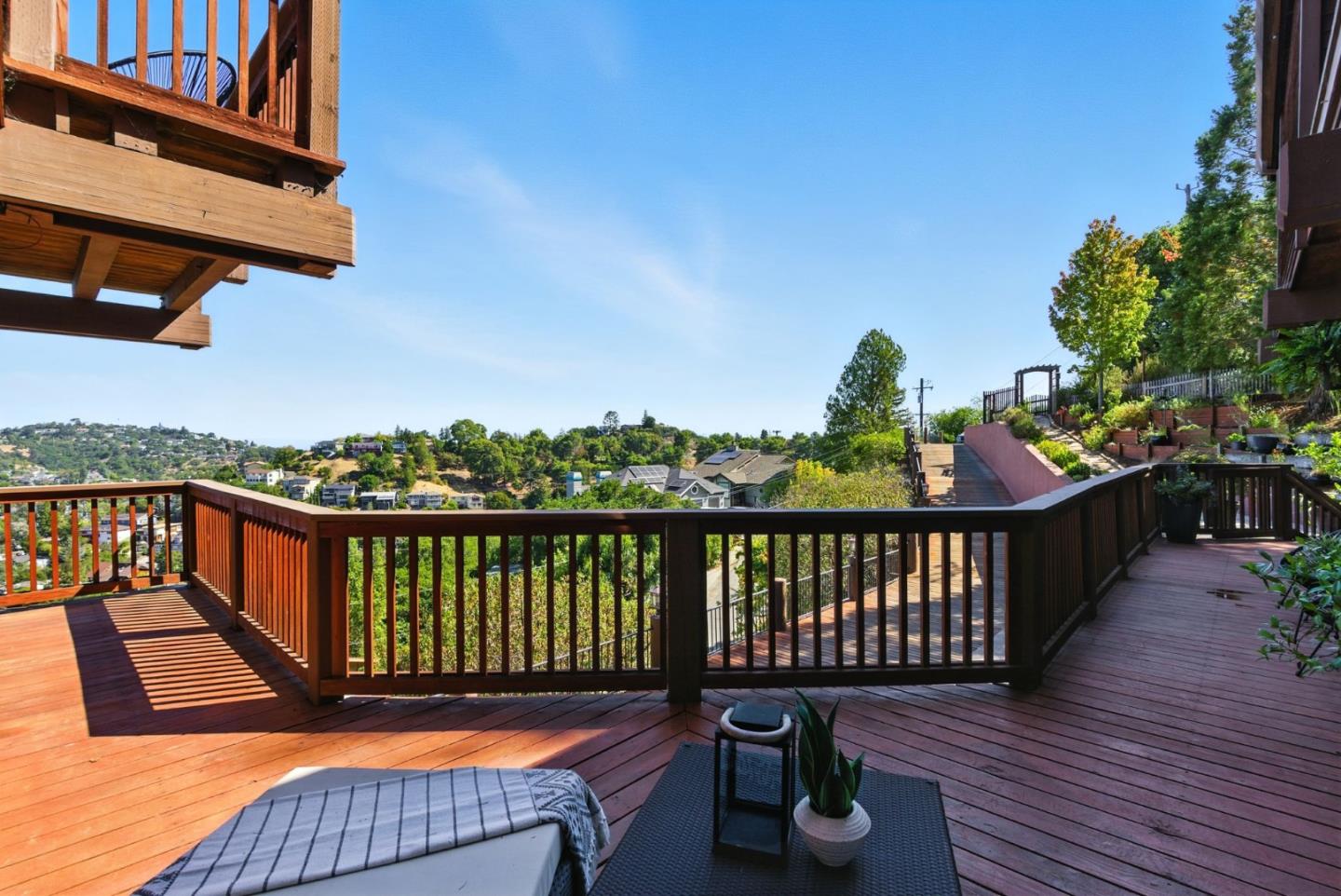 Detail Gallery Image 8 of 66 For 400 Winding Way, San Carlos,  CA 94070 - 4 Beds | 3/1 Baths