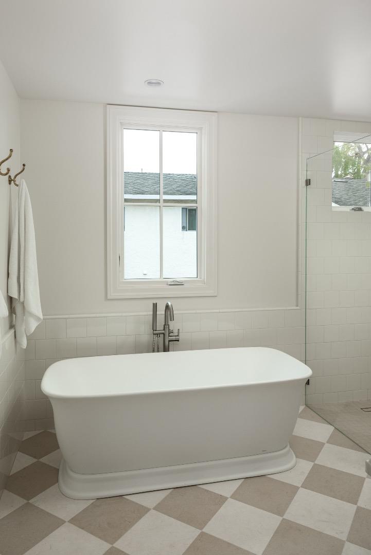 Detail Gallery Image 17 of 41 For 160 Waverley St, Palo Alto,  CA 94301 - 3 Beds | 3/2 Baths