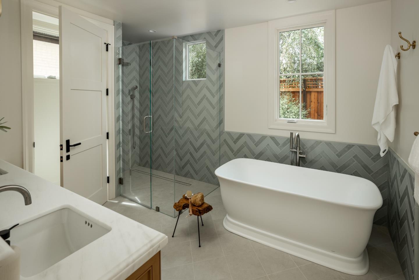 Detail Gallery Image 14 of 39 For 162 Waverley St, Palo Alto,  CA 94301 - 4 Beds | 4/1 Baths