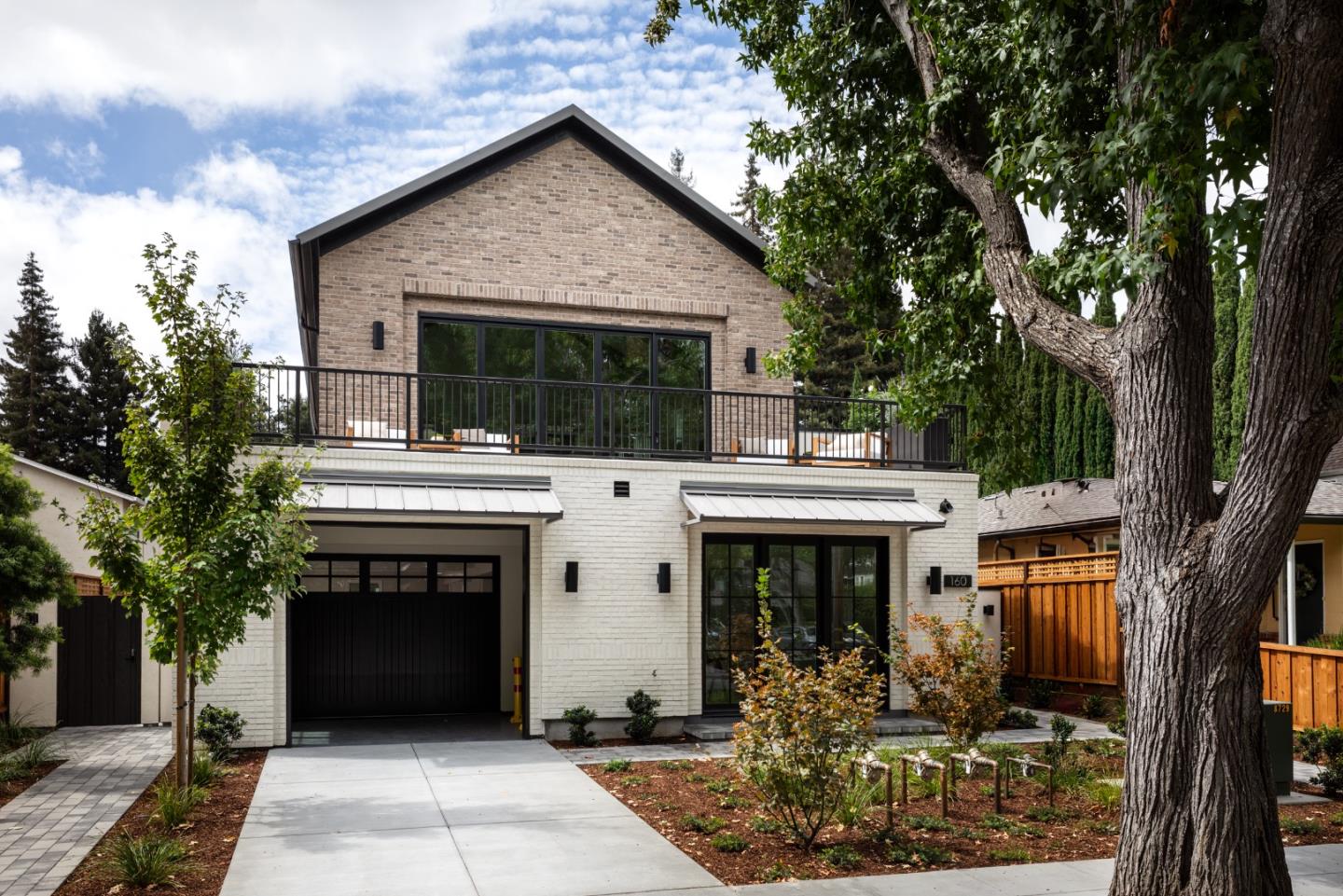 Detail Gallery Image 2 of 39 For 162 Waverley St, Palo Alto,  CA 94301 - 4 Beds | 4/1 Baths