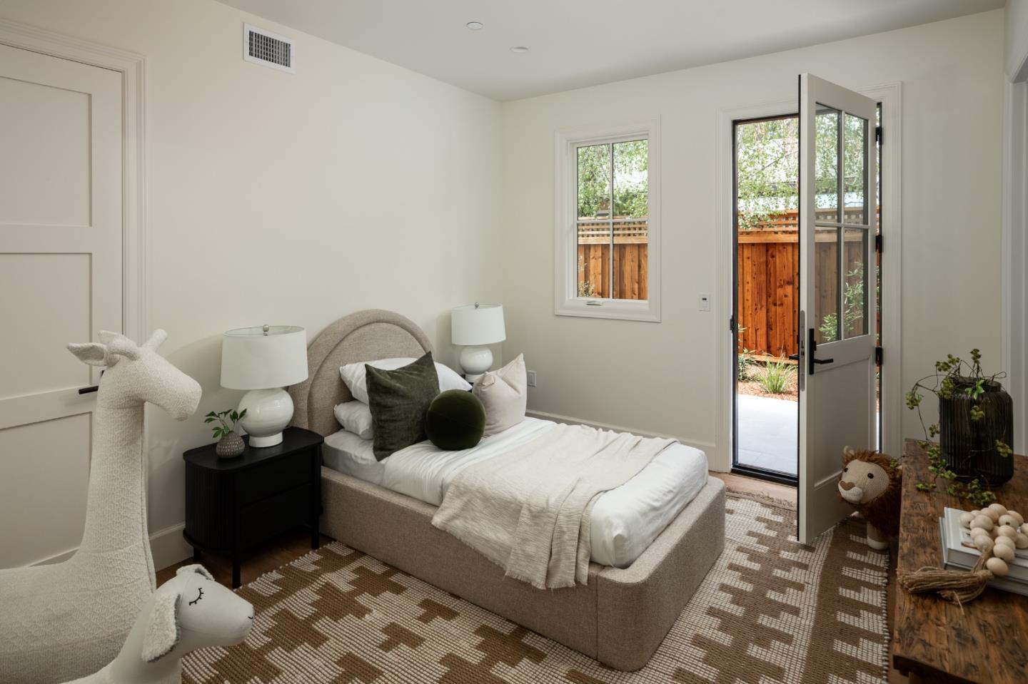 Detail Gallery Image 20 of 39 For 162 Waverley St, Palo Alto,  CA 94301 - 4 Beds | 4/1 Baths