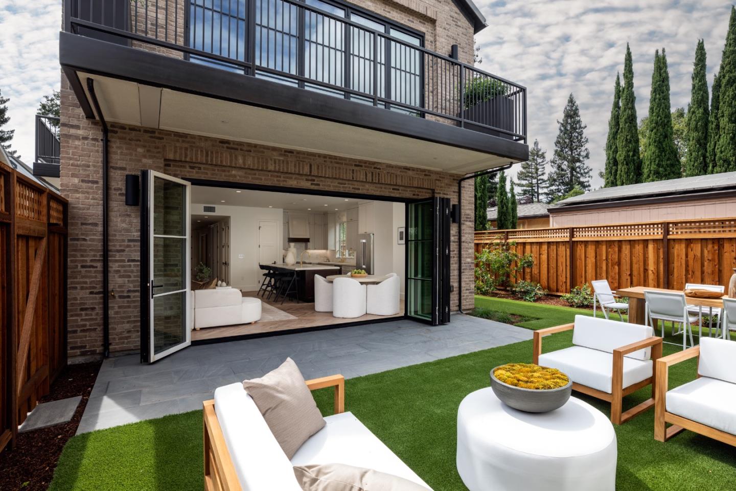 Detail Gallery Image 22 of 39 For 162 Waverley St, Palo Alto,  CA 94301 - 4 Beds | 4/1 Baths