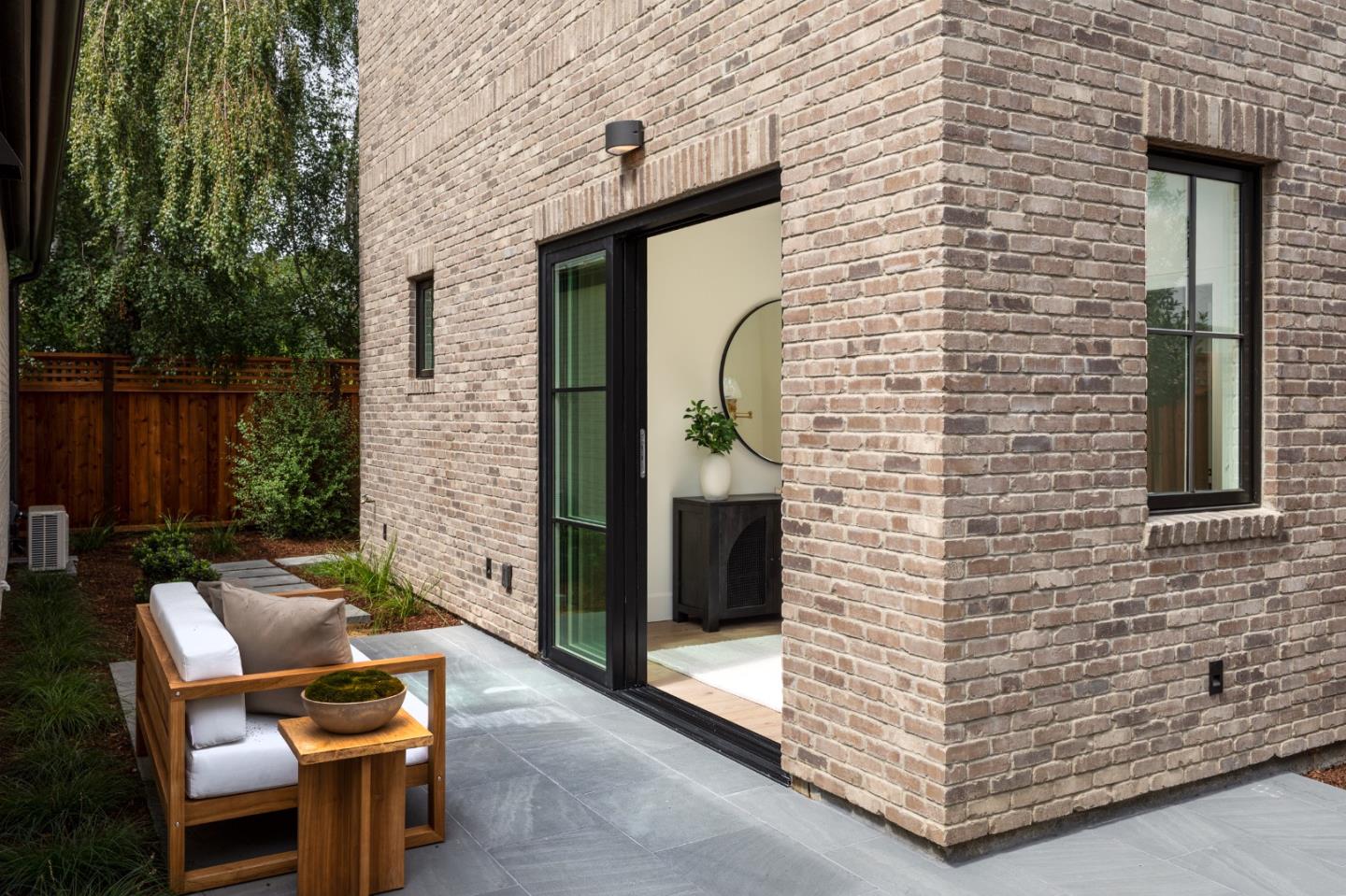 Detail Gallery Image 27 of 39 For 162 Waverley St, Palo Alto,  CA 94301 - 4 Beds | 4/1 Baths