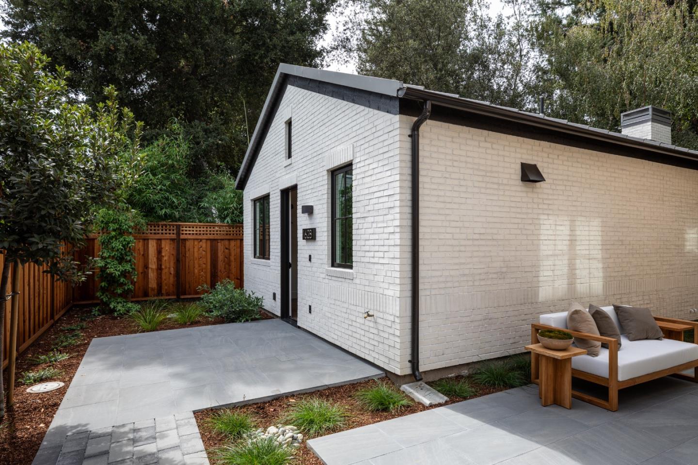Detail Gallery Image 31 of 39 For 162 Waverley St, Palo Alto,  CA 94301 - 4 Beds | 4/1 Baths