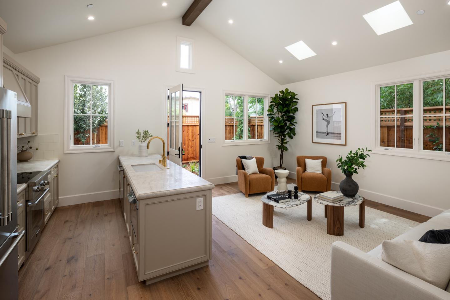 Detail Gallery Image 34 of 39 For 162 Waverley St, Palo Alto,  CA 94301 - 4 Beds | 4/1 Baths
