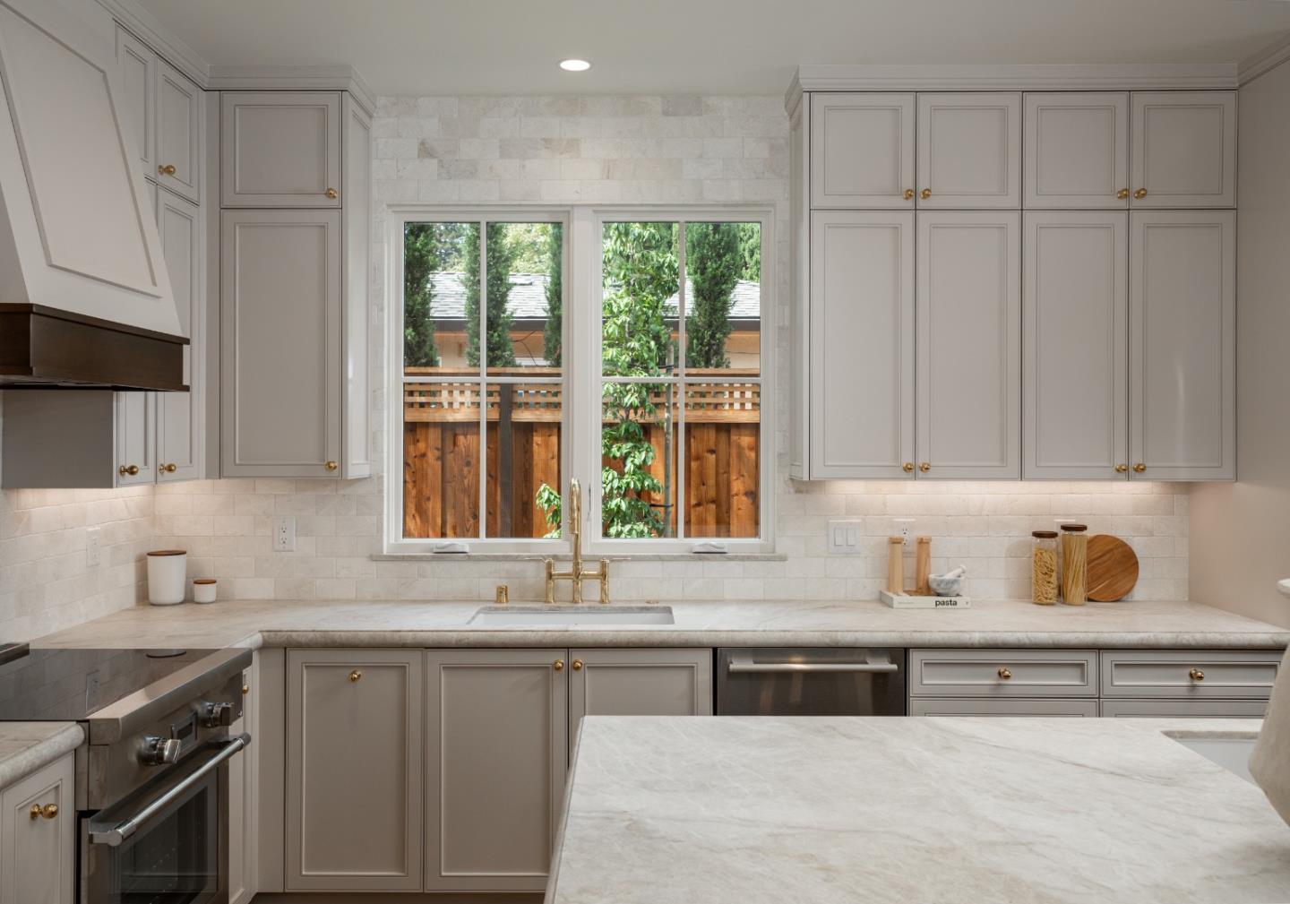Detail Gallery Image 5 of 39 For 162 Waverley St, Palo Alto,  CA 94301 - 4 Beds | 4/1 Baths