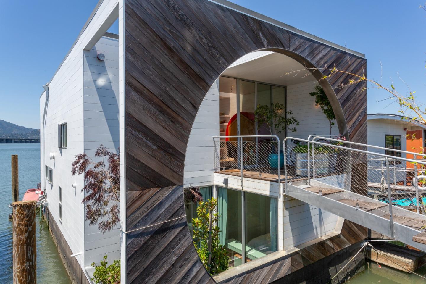Detail Gallery Image 3 of 34 For 23 Gate 6 1/2 Rd, Sausalito,  CA 94965 - 3 Beds | 2/1 Baths