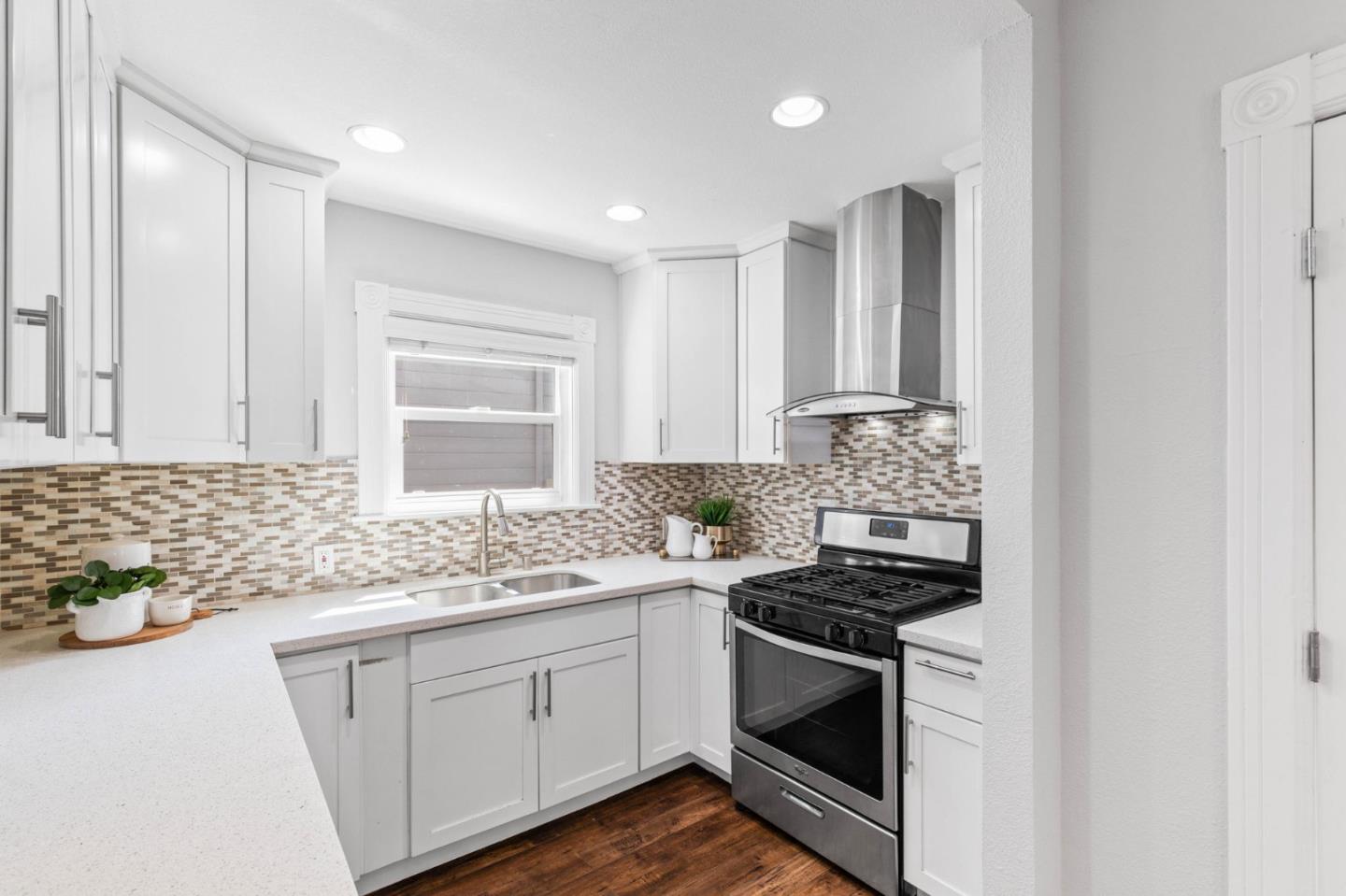 Detail Gallery Image 5 of 19 For 197 N 9th St, San Jose,  CA 95112 - 3 Beds | 3 Baths