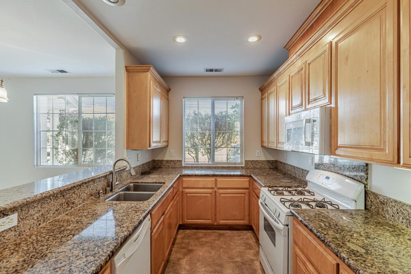 Detail Gallery Image 8 of 33 For 101 Toscano Loop, Freedom,  CA 95019 - 3 Beds | 2/1 Baths