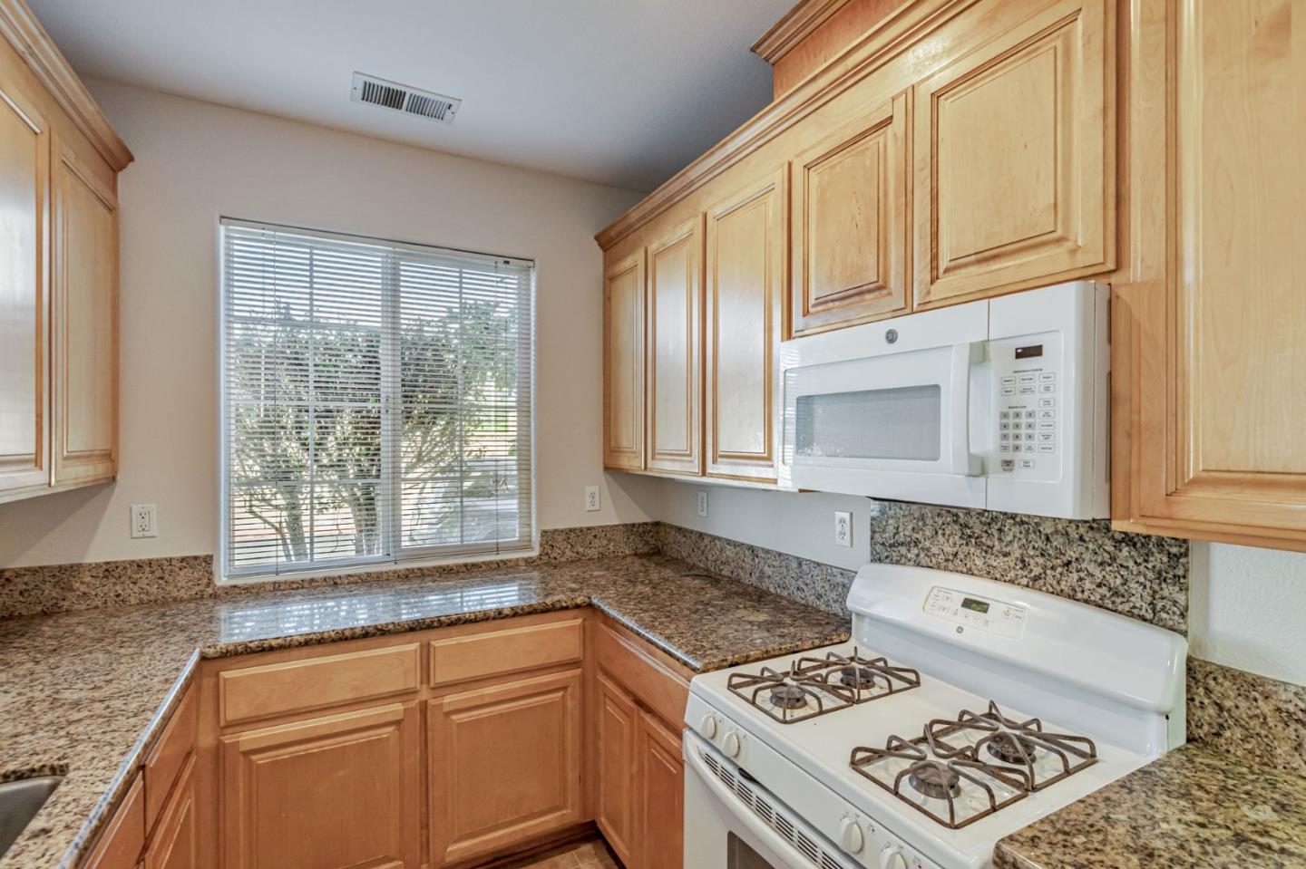 Detail Gallery Image 9 of 33 For 101 Toscano Loop, Freedom,  CA 95019 - 3 Beds | 2/1 Baths