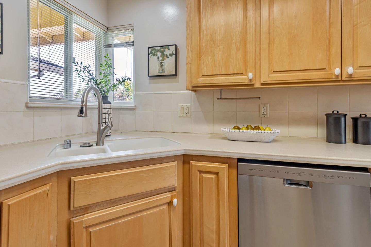 Detail Gallery Image 12 of 28 For 1494 Stone Creek Dr, San Jose,  CA 95132 - 4 Beds | 2 Baths
