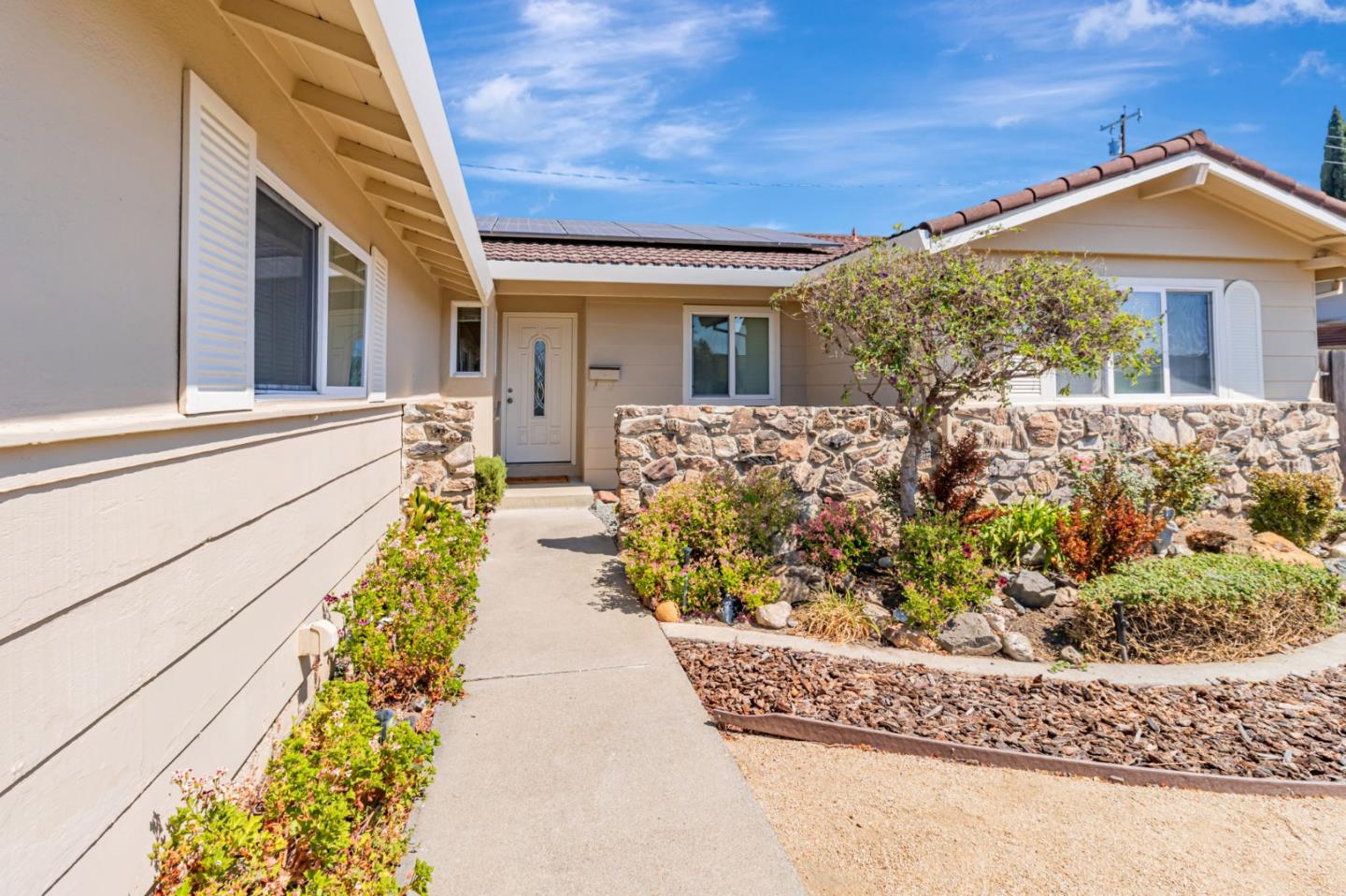 Detail Gallery Image 2 of 28 For 1494 Stone Creek Dr, San Jose,  CA 95132 - 4 Beds | 2 Baths