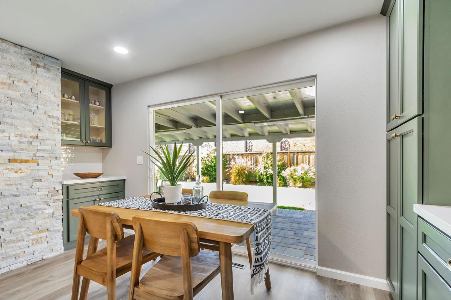 Detail Gallery Image 11 of 40 For 1649 Glenville Dr, San Jose,  CA 95124 - 6 Beds | 3 Baths