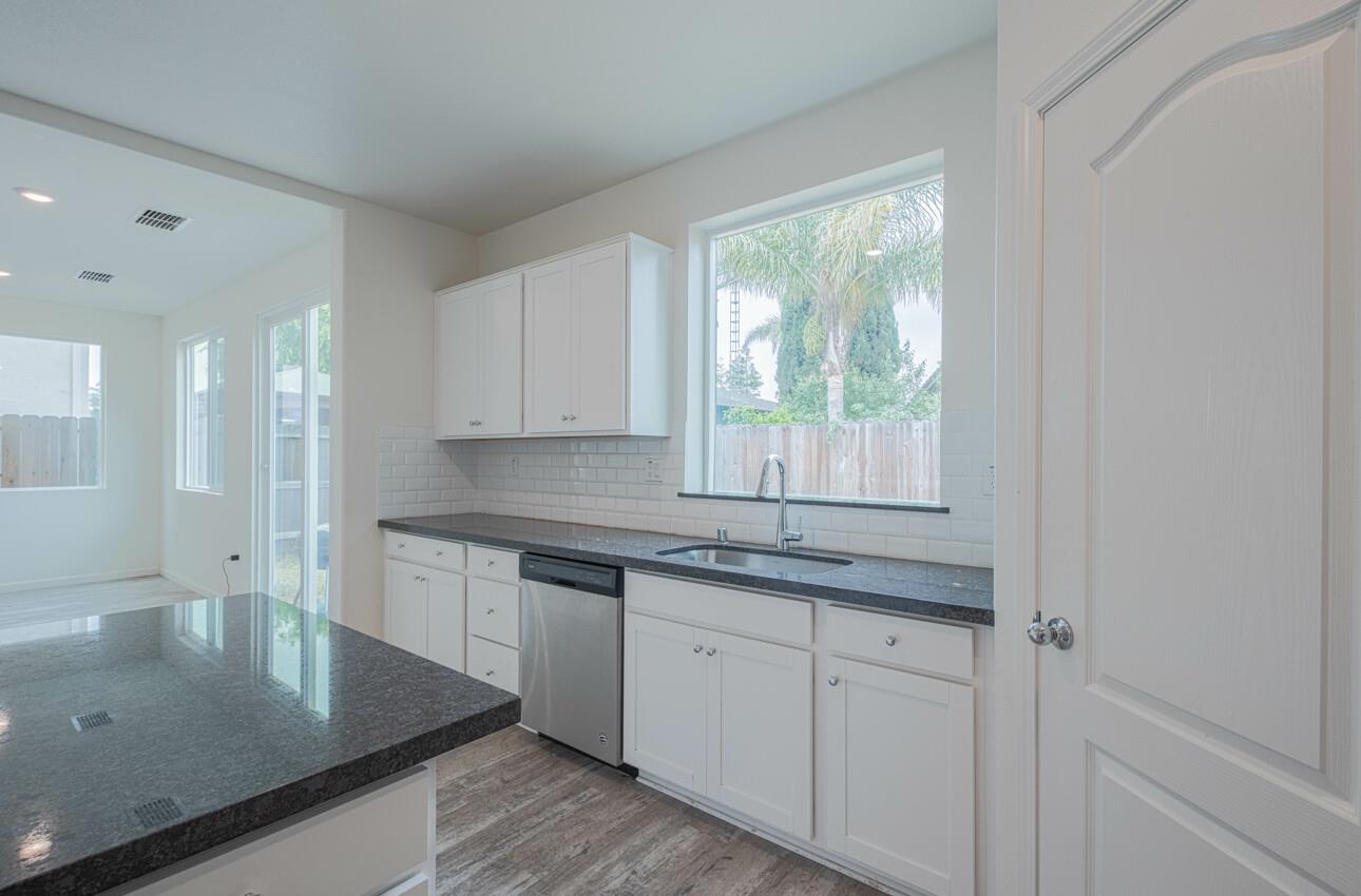 Detail Gallery Image 8 of 41 For 520 Gabriele Ct, Hollister,  CA 95023 - 4 Beds | 2/1 Baths