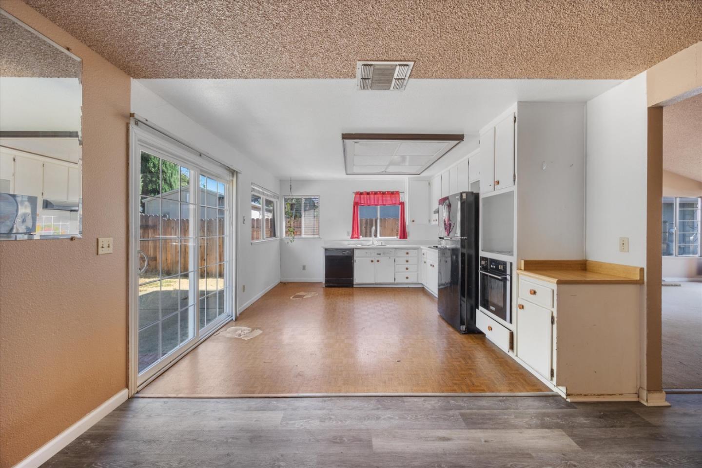 Detail Gallery Image 10 of 33 For 30 Cedro Cir, Sacramento,  CA 95833 - 4 Beds | 2 Baths