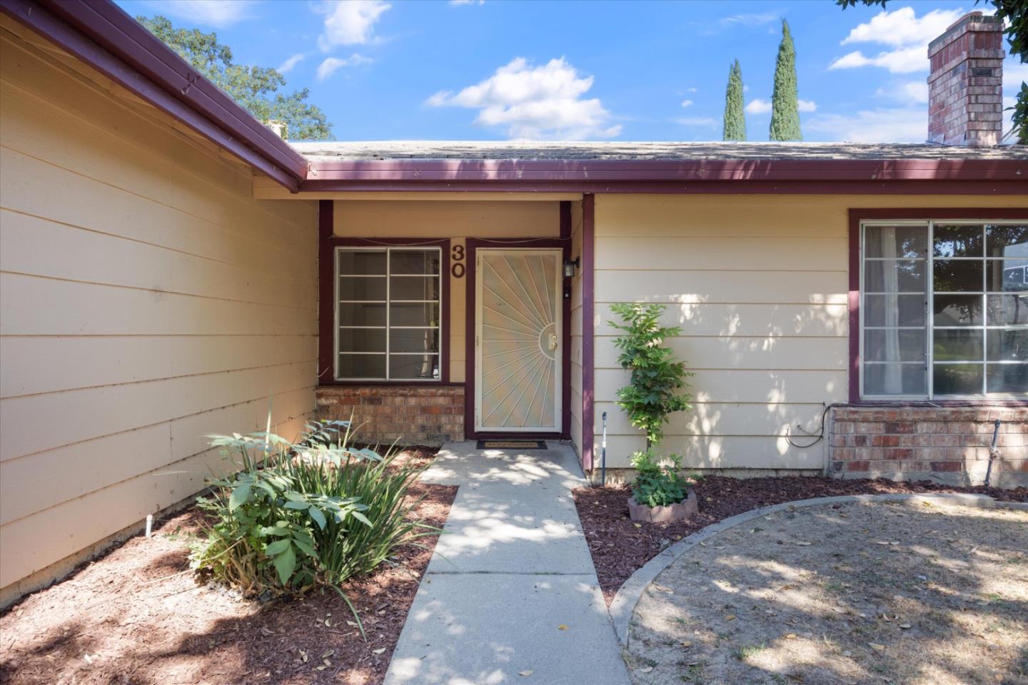 Detail Gallery Image 4 of 33 For 30 Cedro Cir, Sacramento,  CA 95833 - 4 Beds | 2 Baths