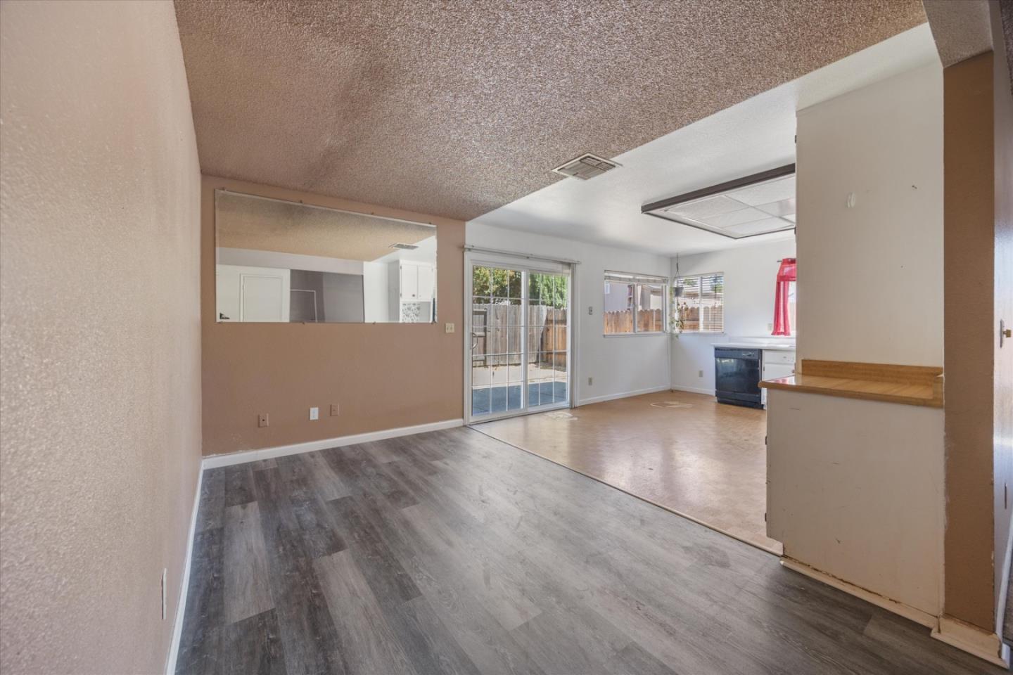 Detail Gallery Image 9 of 33 For 30 Cedro Cir, Sacramento,  CA 95833 - 4 Beds | 2 Baths
