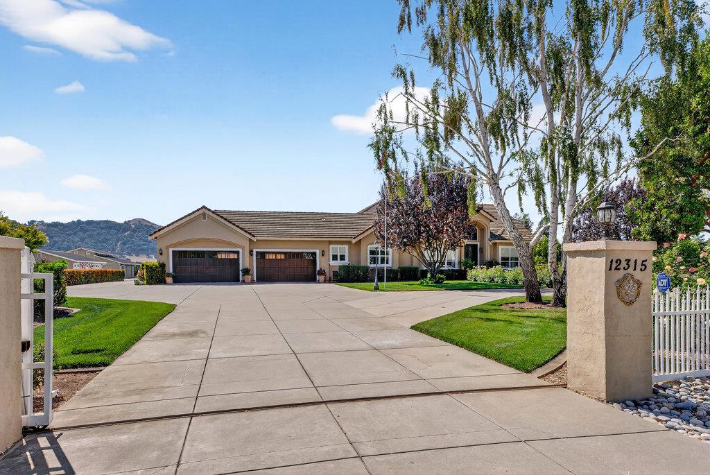 Detail Gallery Image 2 of 81 For 12315 Harding Ave, San Martin,  CA 95046 - 4 Beds | 3/1 Baths