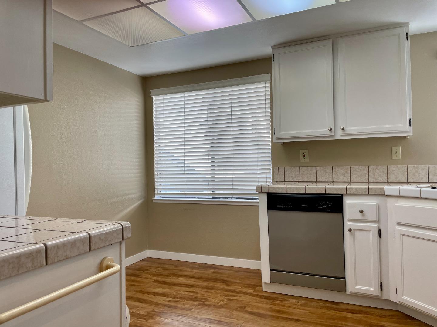 Detail Gallery Image 7 of 24 For 2157 Vista Del Mar, San Mateo,  CA 94404 - 3 Beds | 2/1 Baths