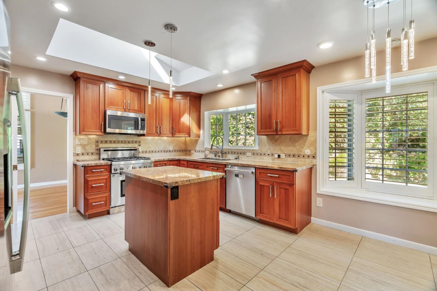 Detail Gallery Image 13 of 40 For 1315 Bright Oaks Ct, Los Altos,  CA 94024 - 5 Beds | 3 Baths