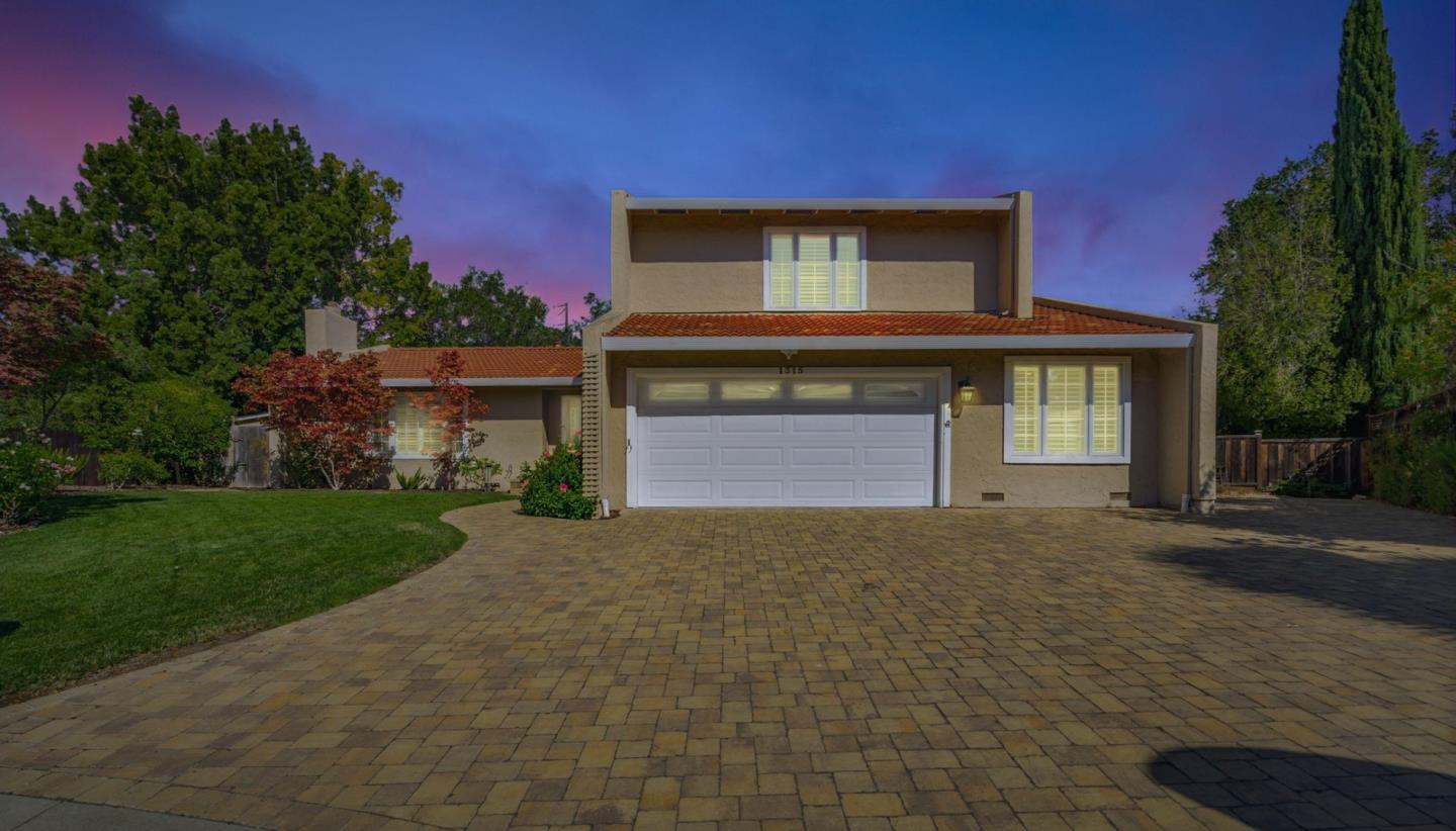 Detail Gallery Image 2 of 40 For 1315 Bright Oaks Ct, Los Altos,  CA 94024 - 5 Beds | 3 Baths
