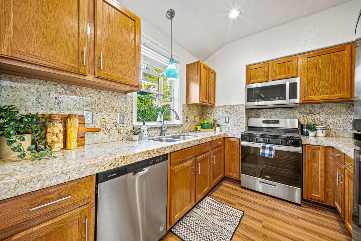 Detail Gallery Image 13 of 31 For 136 Neary St, Santa Cruz,  CA 95060 - 3 Beds | 2/1 Baths