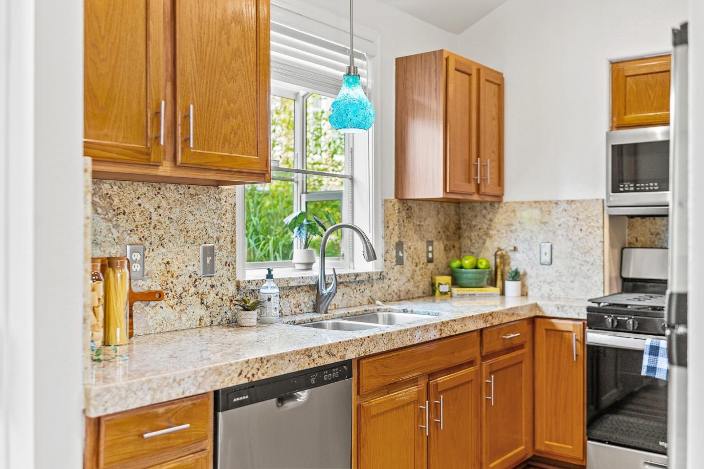 Detail Gallery Image 14 of 31 For 136 Neary St, Santa Cruz,  CA 95060 - 3 Beds | 2/1 Baths