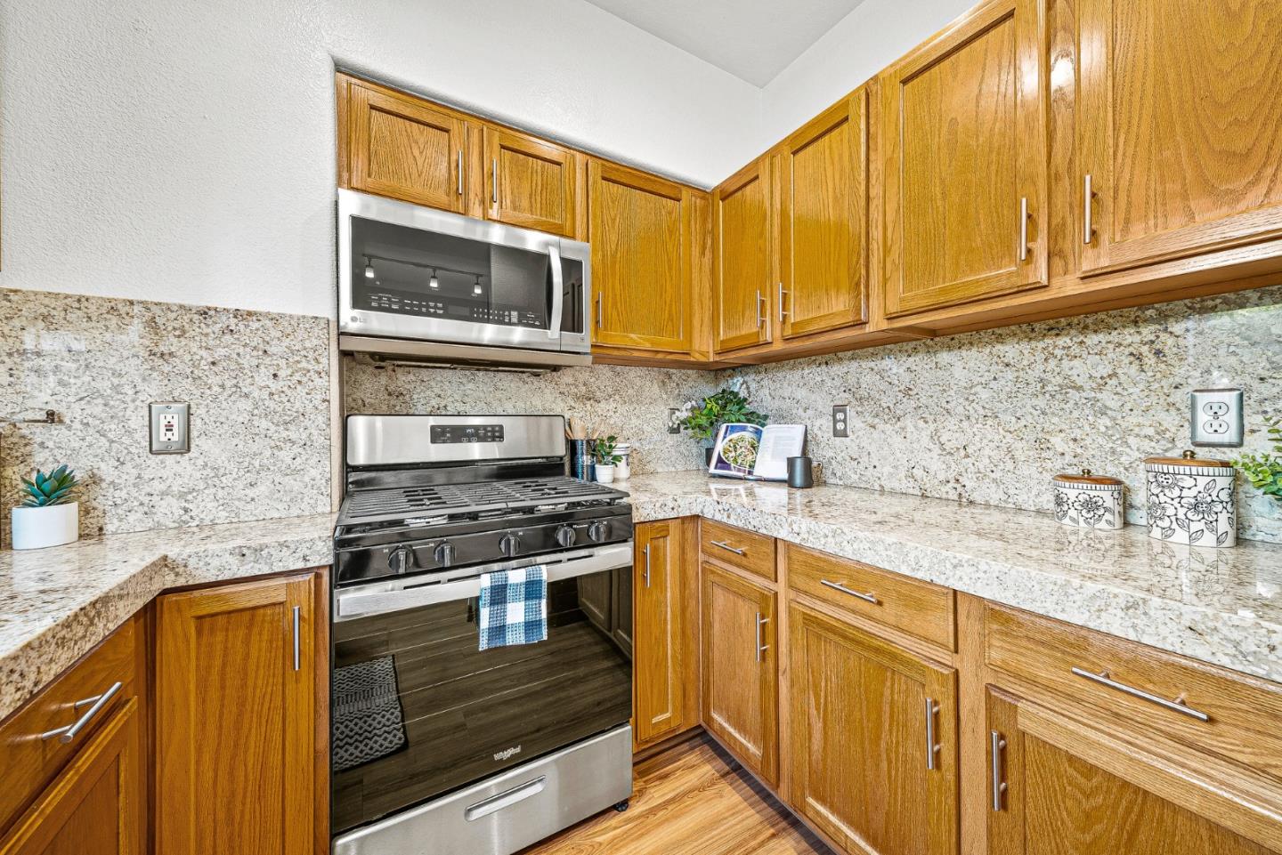 Detail Gallery Image 15 of 31 For 136 Neary St, Santa Cruz,  CA 95060 - 3 Beds | 2/1 Baths