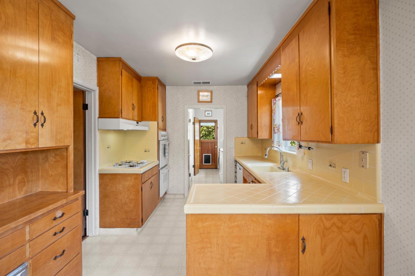 Detail Gallery Image 13 of 41 For 711 4th St, Gilroy,  CA 95020 - 3 Beds | 2/1 Baths