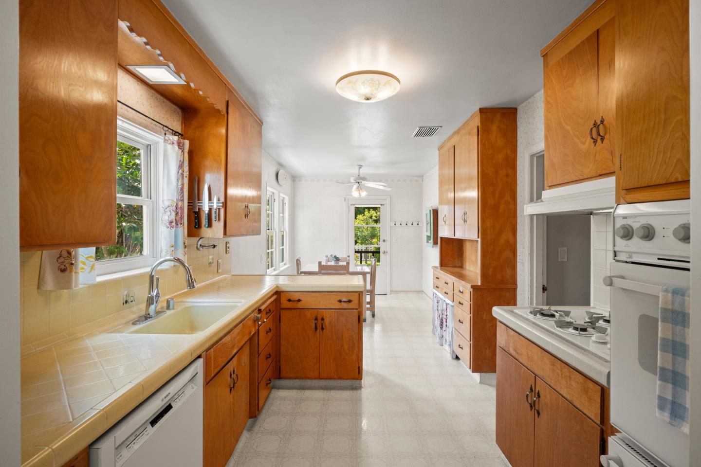 Detail Gallery Image 14 of 41 For 711 4th St, Gilroy,  CA 95020 - 3 Beds | 2/1 Baths