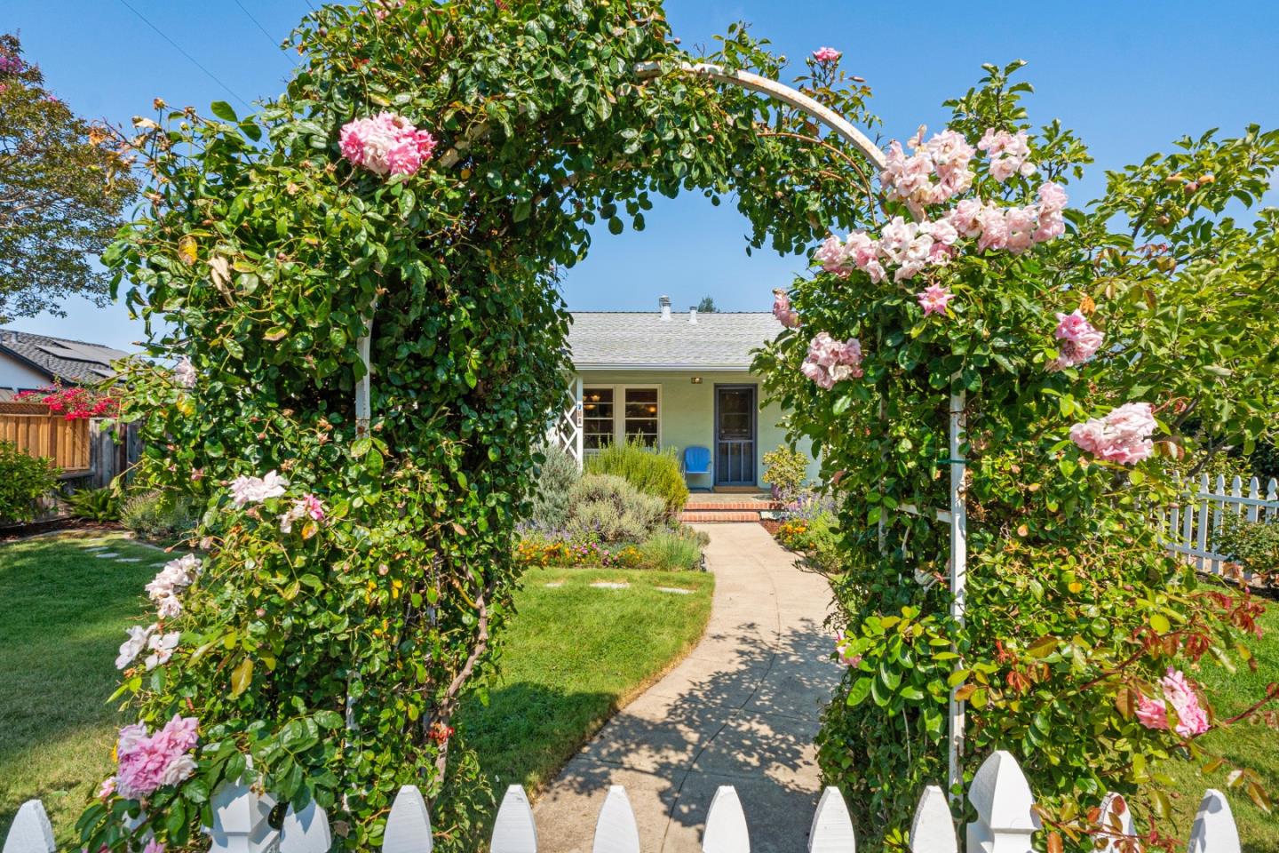 Detail Gallery Image 4 of 41 For 711 4th St, Gilroy,  CA 95020 - 3 Beds | 2/1 Baths