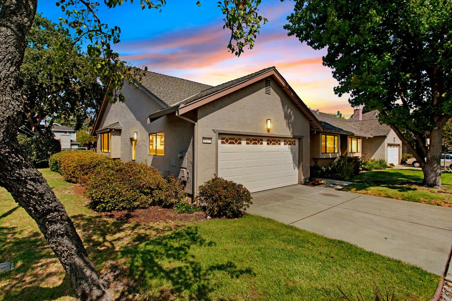 Detail Gallery Image 2 of 27 For 1227 Chantal Way, Redwood City,  CA 94061 - 2 Beds | 2 Baths