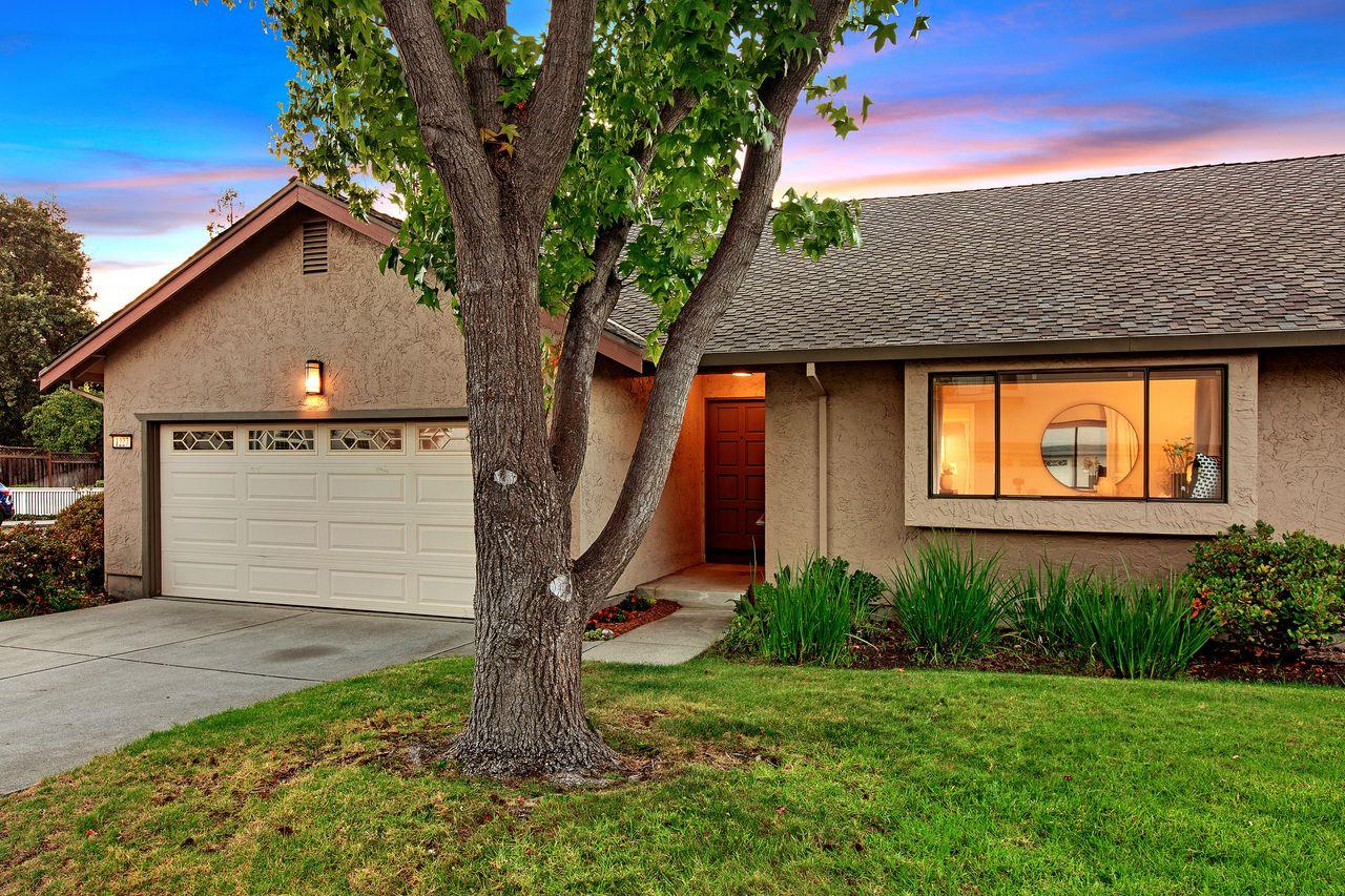 Detail Gallery Image 3 of 27 For 1227 Chantal Way, Redwood City,  CA 94061 - 2 Beds | 2 Baths