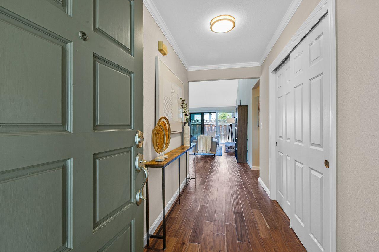 Detail Gallery Image 4 of 27 For 1227 Chantal Way, Redwood City,  CA 94061 - 2 Beds | 2 Baths