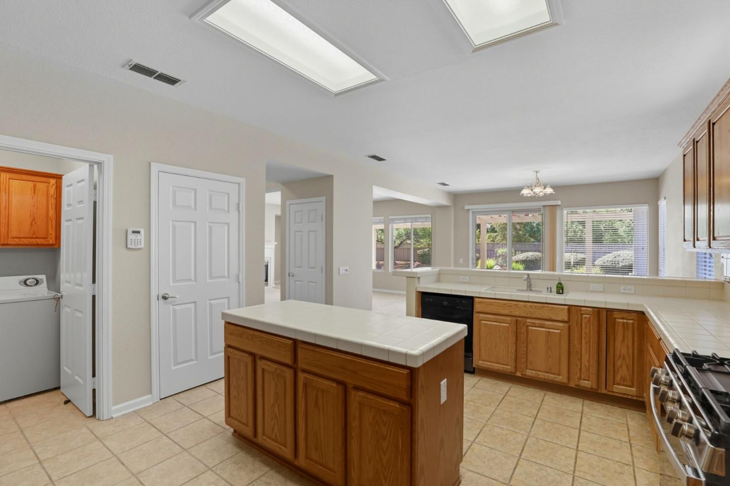 Detail Gallery Image 14 of 43 For 1885 Starview Ln, Lincoln,  CA 95648 - 2 Beds | 2 Baths