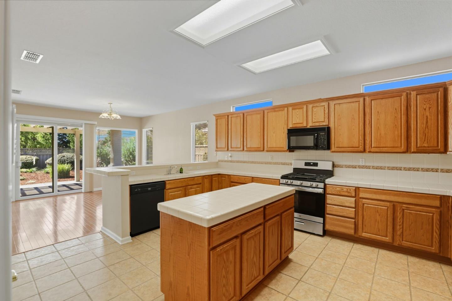 Detail Gallery Image 15 of 43 For 1885 Starview Ln, Lincoln,  CA 95648 - 2 Beds | 2 Baths