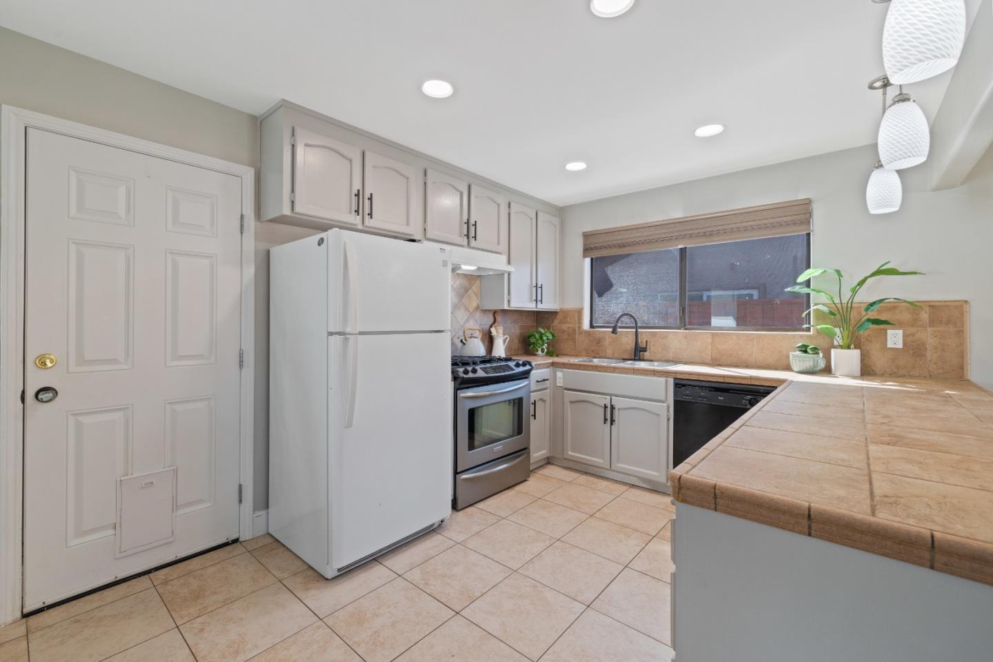 Detail Gallery Image 10 of 75 For 1640 Sunset Dr, Hollister,  CA 95023 - 3 Beds | 2 Baths