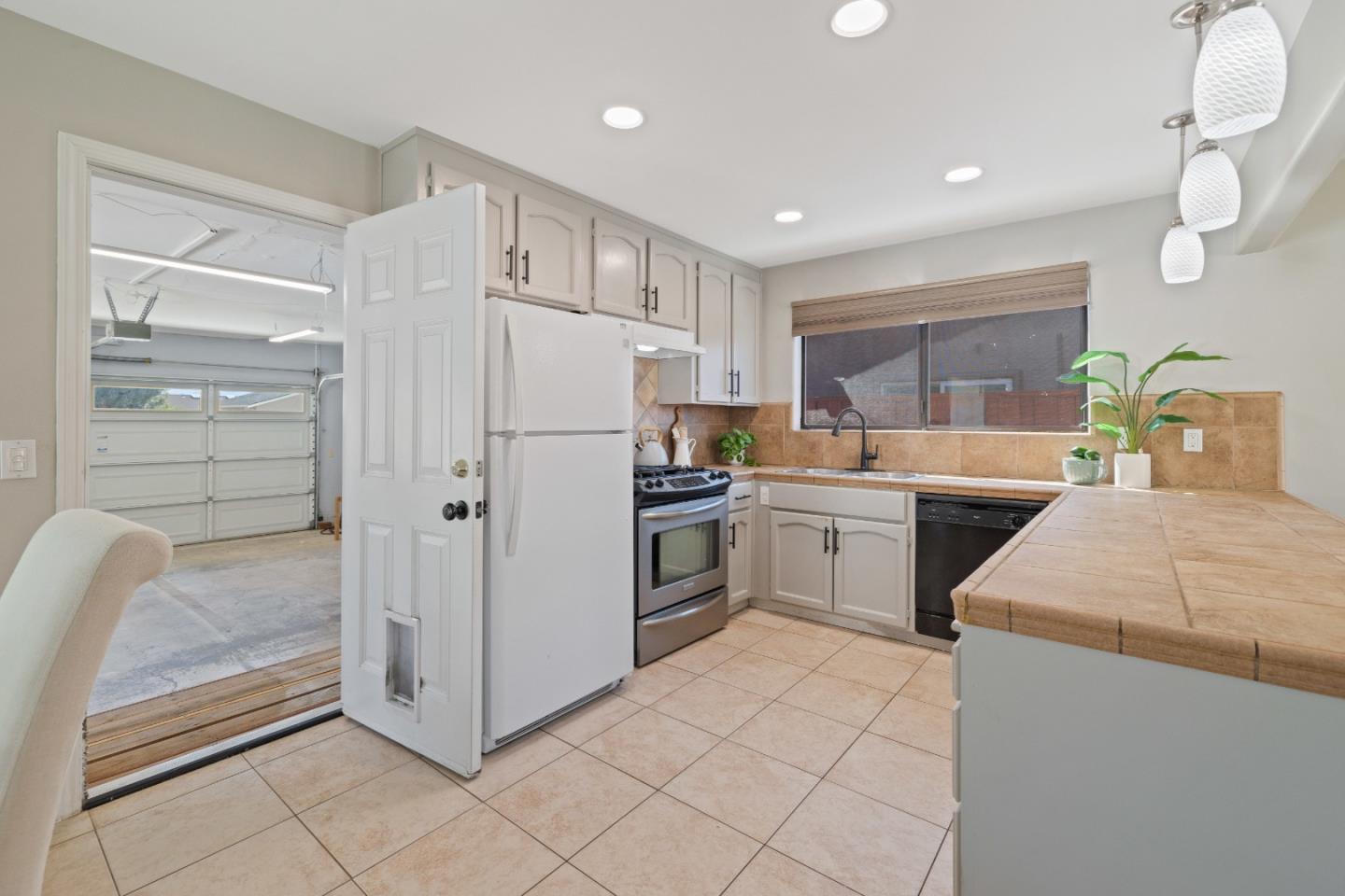 Detail Gallery Image 11 of 75 For 1640 Sunset Dr, Hollister,  CA 95023 - 3 Beds | 2 Baths