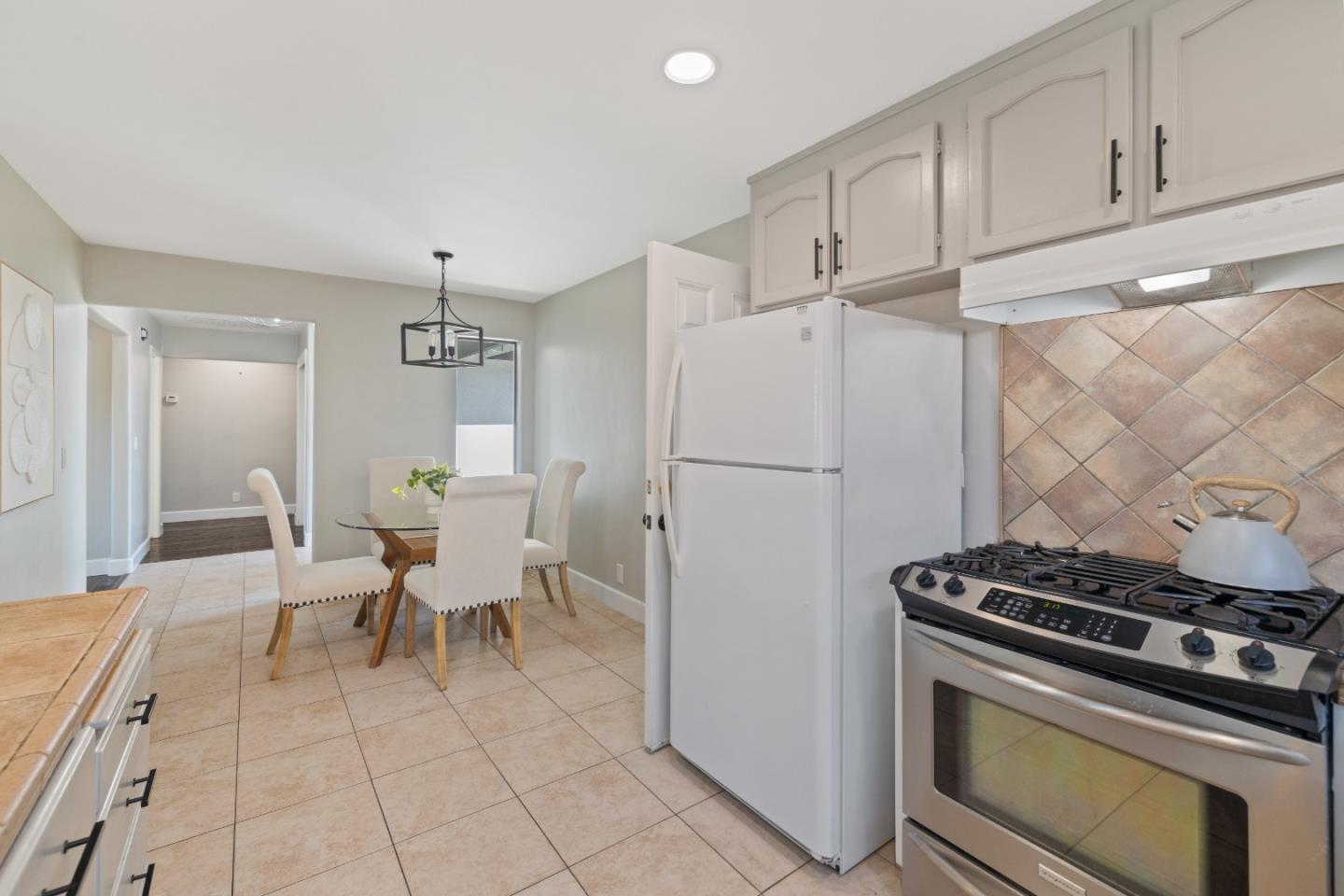 Detail Gallery Image 12 of 75 For 1640 Sunset Dr, Hollister,  CA 95023 - 3 Beds | 2 Baths