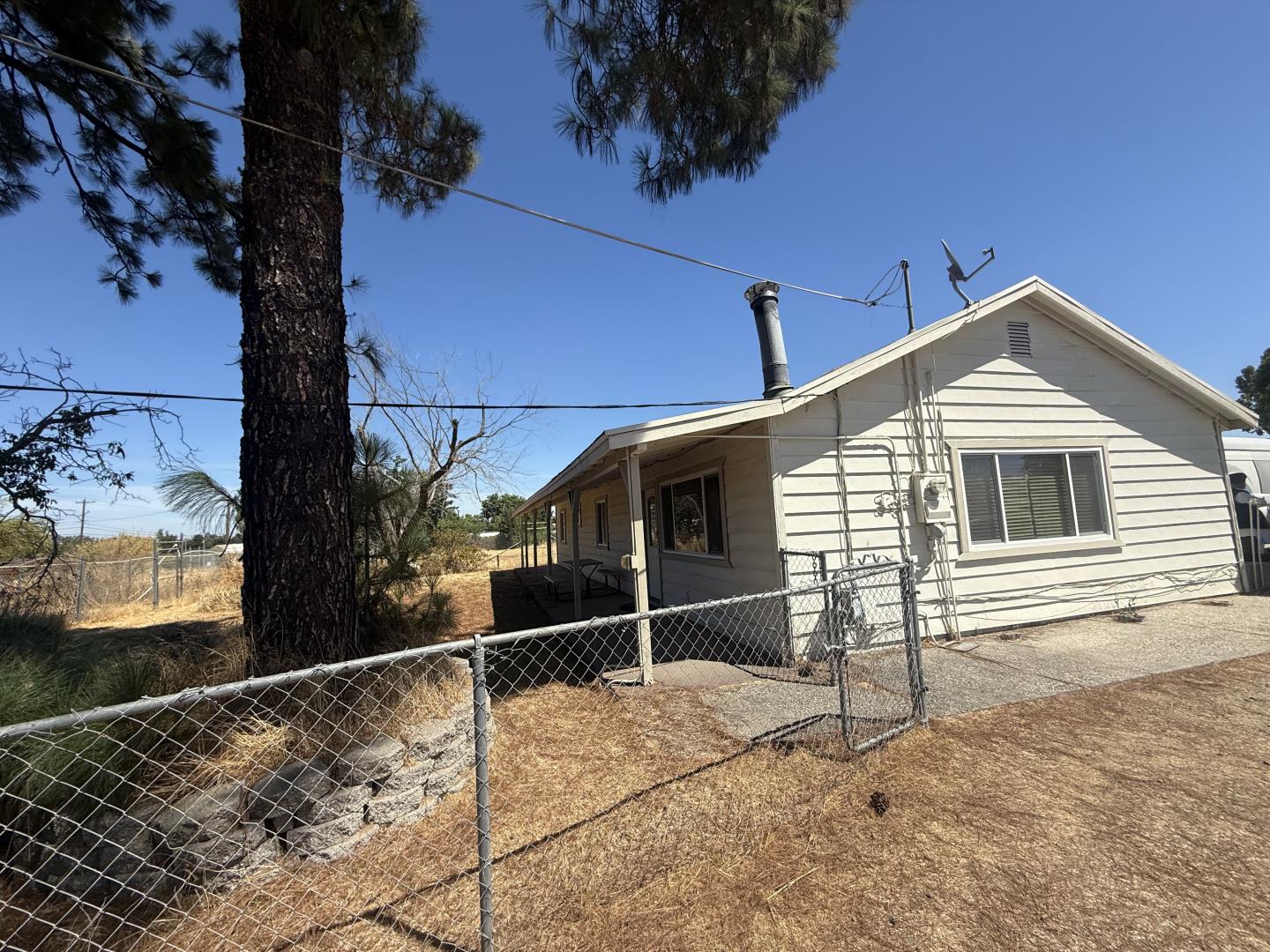 Detail Gallery Image 2 of 17 For 5444 Dry Creek Rd, Sacramento,  CA 95838 - 2 Beds | 2/1 Baths