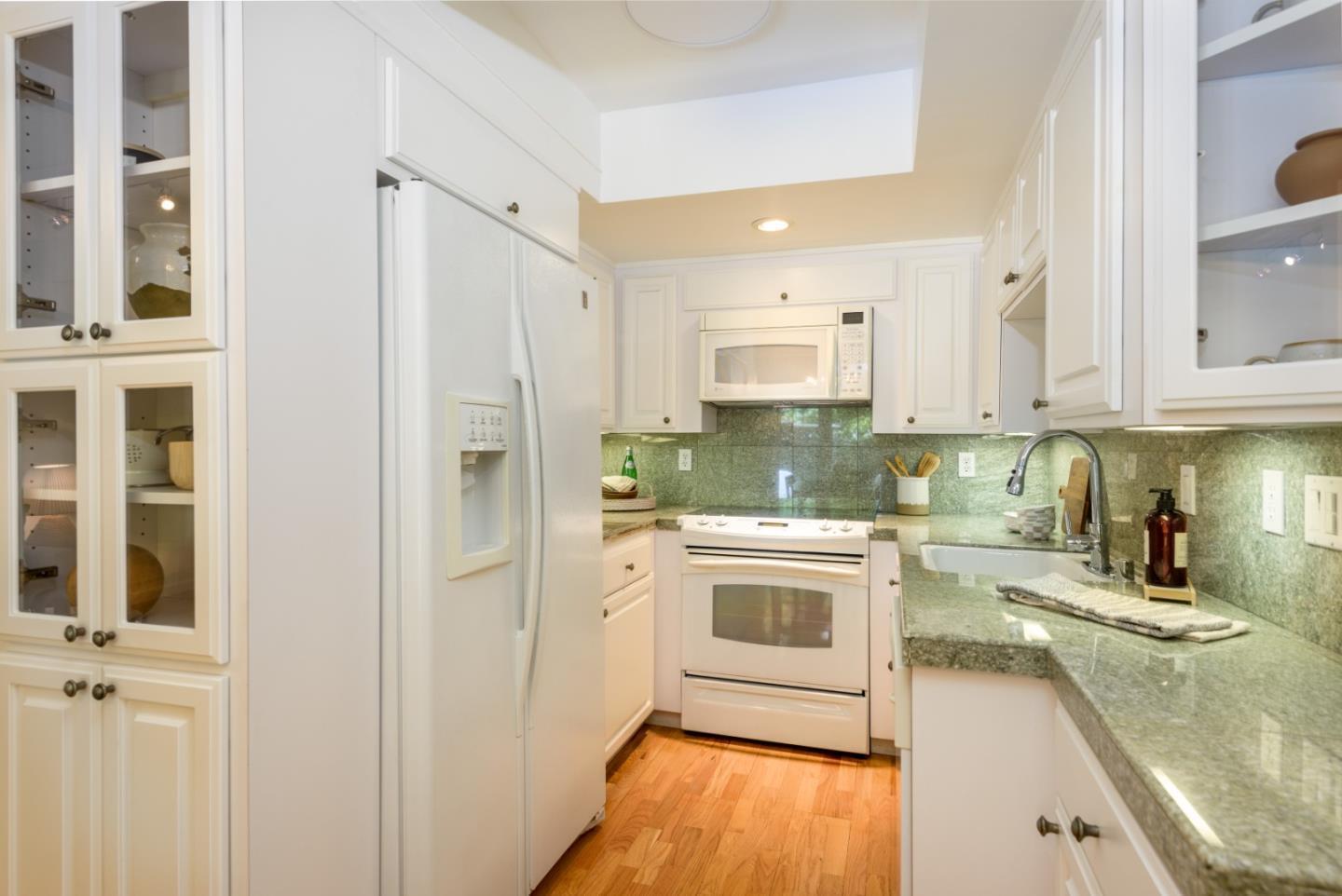Detail Gallery Image 8 of 17 For 278 Monroe Dr #35,  Mountain View,  CA 94040 - 2 Beds | 1 Baths