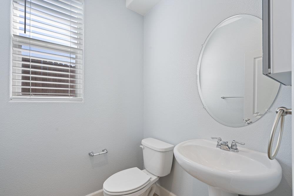 Detail Gallery Image 10 of 47 For 10 Hospital Rd, Hollister,  CA 95023 - 5 Beds | 2/1 Baths