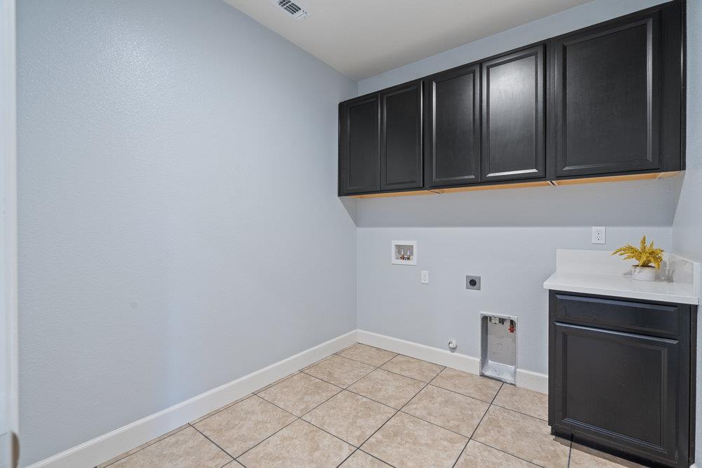 Detail Gallery Image 11 of 47 For 10 Hospital Rd, Hollister,  CA 95023 - 5 Beds | 2/1 Baths