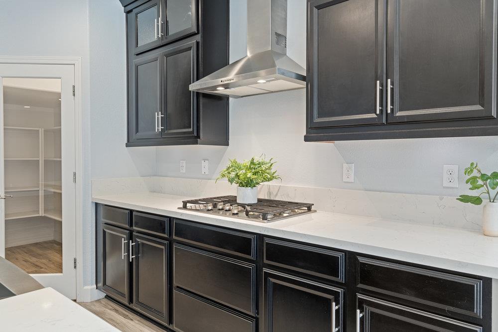 Detail Gallery Image 16 of 47 For 10 Hospital Rd, Hollister,  CA 95023 - 5 Beds | 2/1 Baths